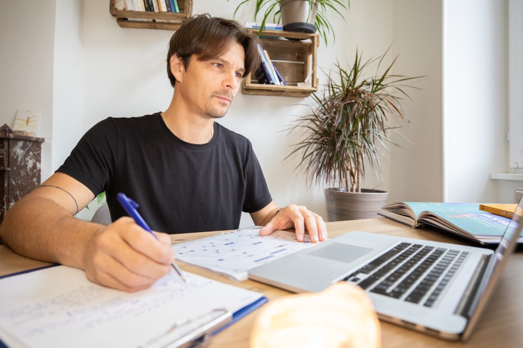 Nicolas Fontany à son bureau, avec des documents et un ordinateur