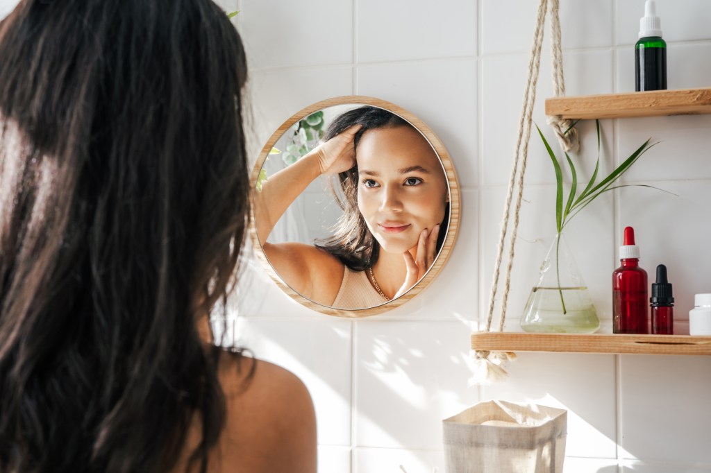 Femme regardant son reflet dans un miroir