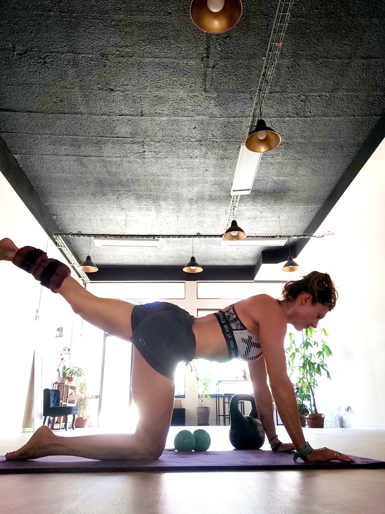Exercice au sol avec une jambe levée vers l’arrière