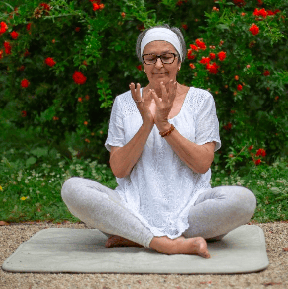 Pratique du yoga en position assise avec un geste des mains