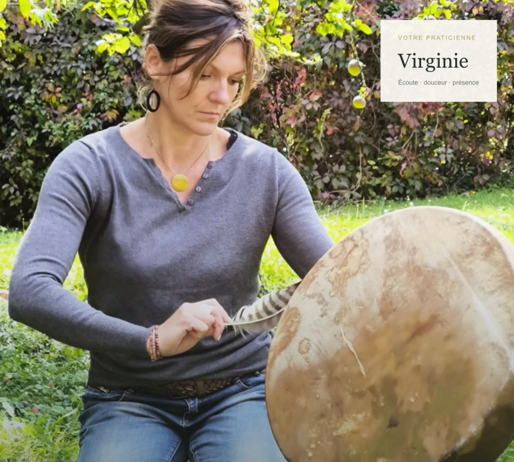 Virginie Bourdic tenant un tambour dans un jardin