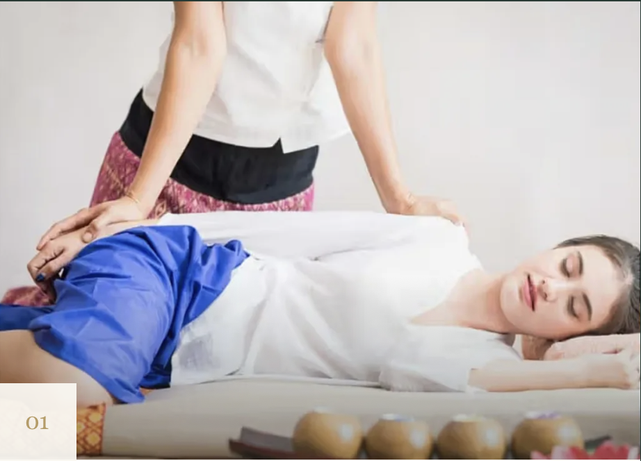 Massage thaï : pression guidée sur une personne habillée, allongée sur le côté