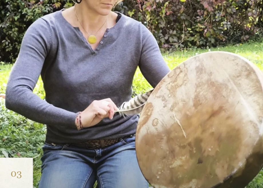 Virginie Bourdic avec son tambour pour une séance chamanique